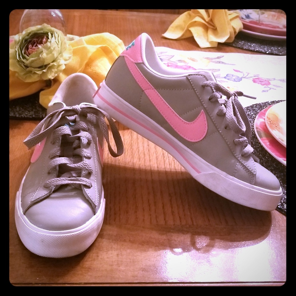 Grey Nikes women sneakers light pink Nike logo